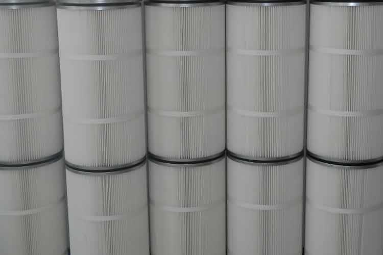 聚酯纖維除塵濾筒是采用較好的聚酯無紡粘合濾料，經熱輥壓光、熱定型、防水防油飽和處理